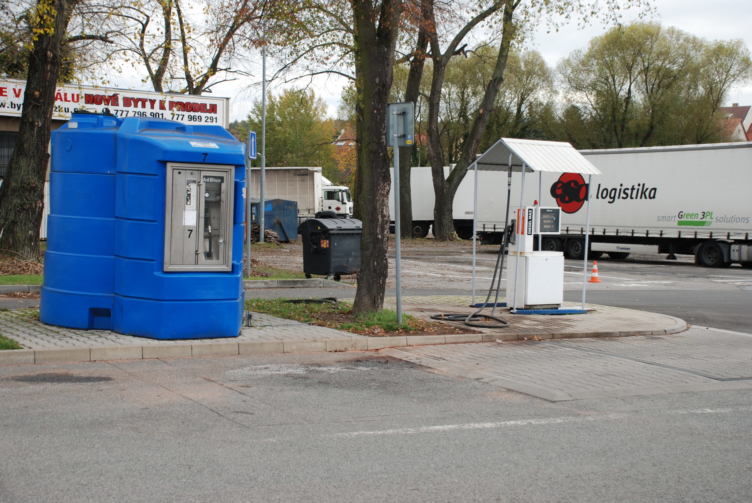 Čerpací stanice PHM v Kladně -pohled na  venkovní stojan pro nákladní vozidla včetně čerpaní AdBlue