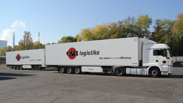 Silniční doprava - Ukázka nových kamionů s novým logem a sloganem "Our team for your efficiency" na dvoře dopravního střediska v Kladně.