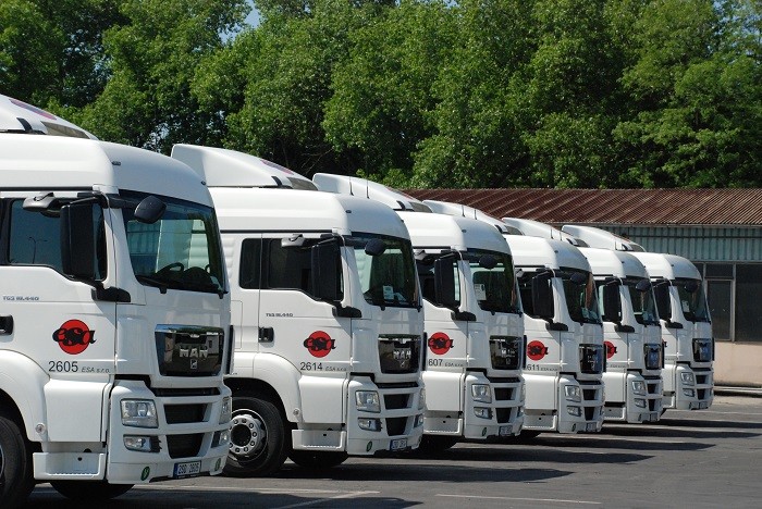 Dopravní řešení_silniční doprava_boční pohled na 6  nových kamionů v areálu centrály  ESA logistika  Kladno