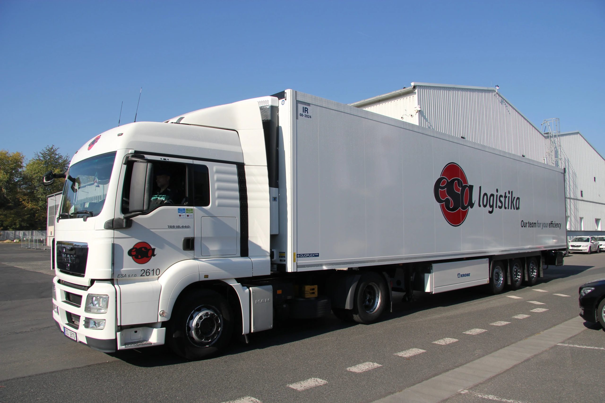 Rozwiązania transportowe, usługa transportowa FTL premium, transport drogowy, ciężarówka z logo ESA