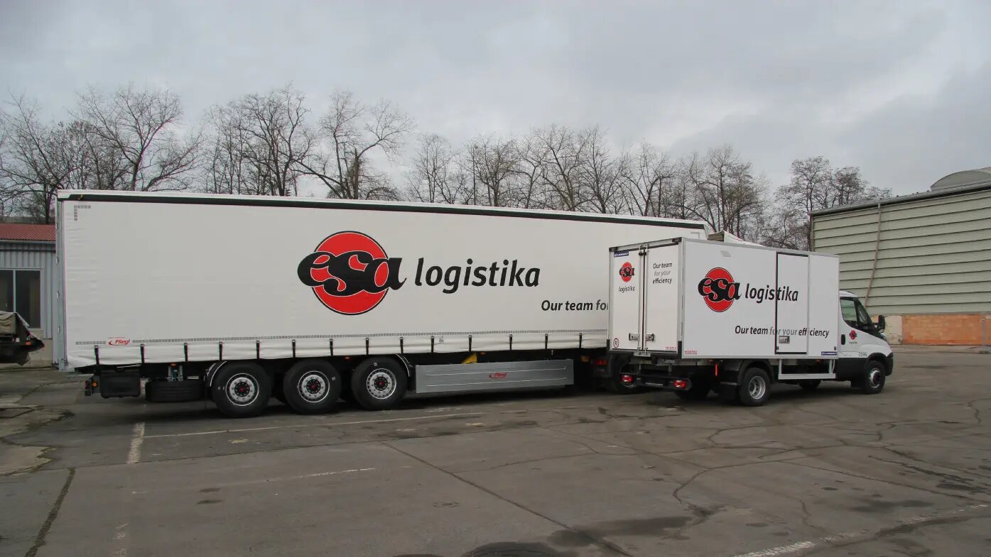 Transport drogowy częściowy LTL, pojazdy ciężarowe z logo firmy ESA