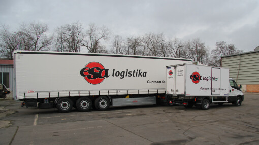 Součástí kamionové dopravy je i sběrná služba, která vyžaduje vozy různých velikostí. Na obrázku kamion ESA logistika ve srovnání s malým distribučním vozidlem.