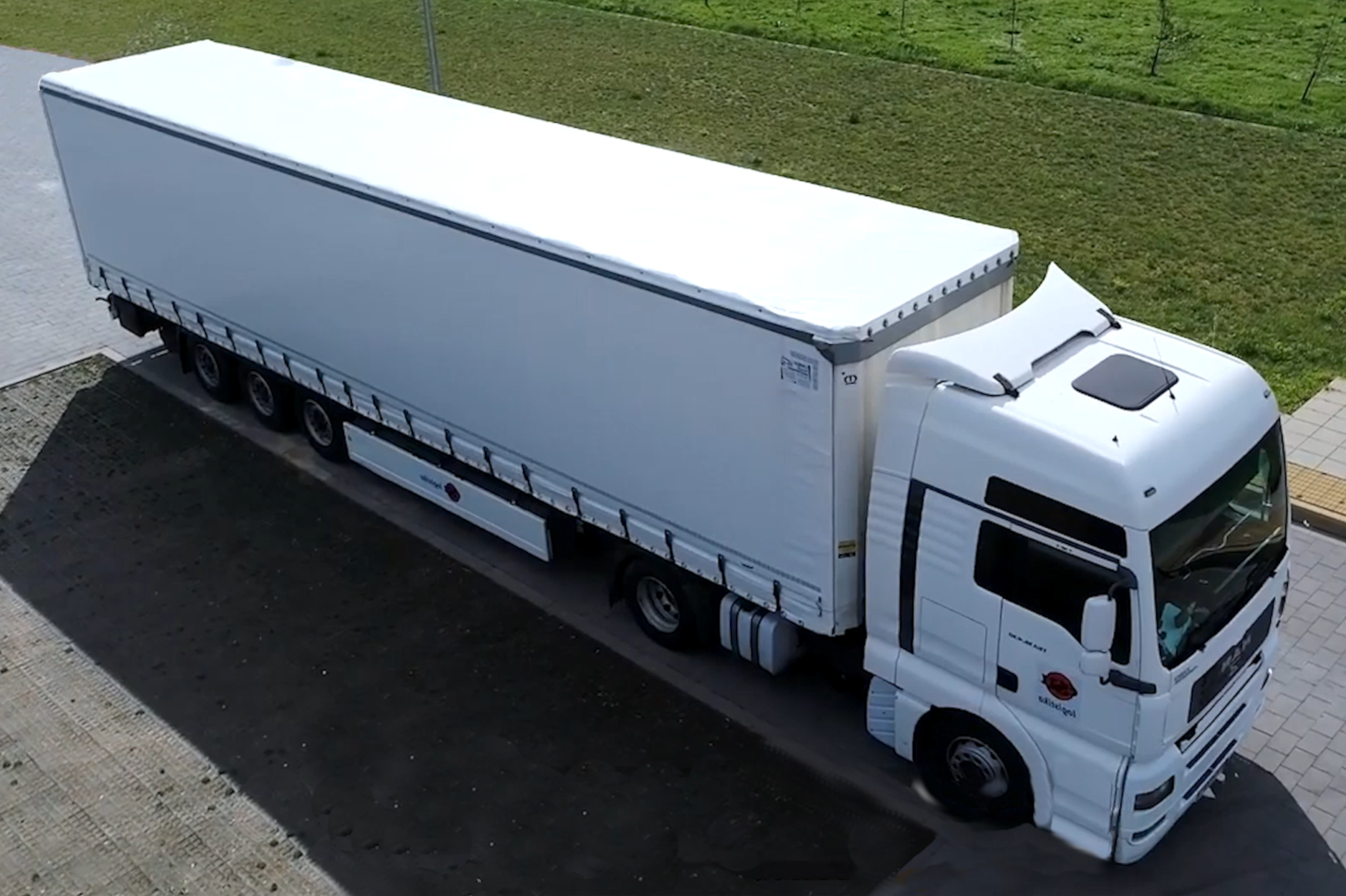 Usługa transportowa FTL Premium, ciężarówka z logo firmy ESA
