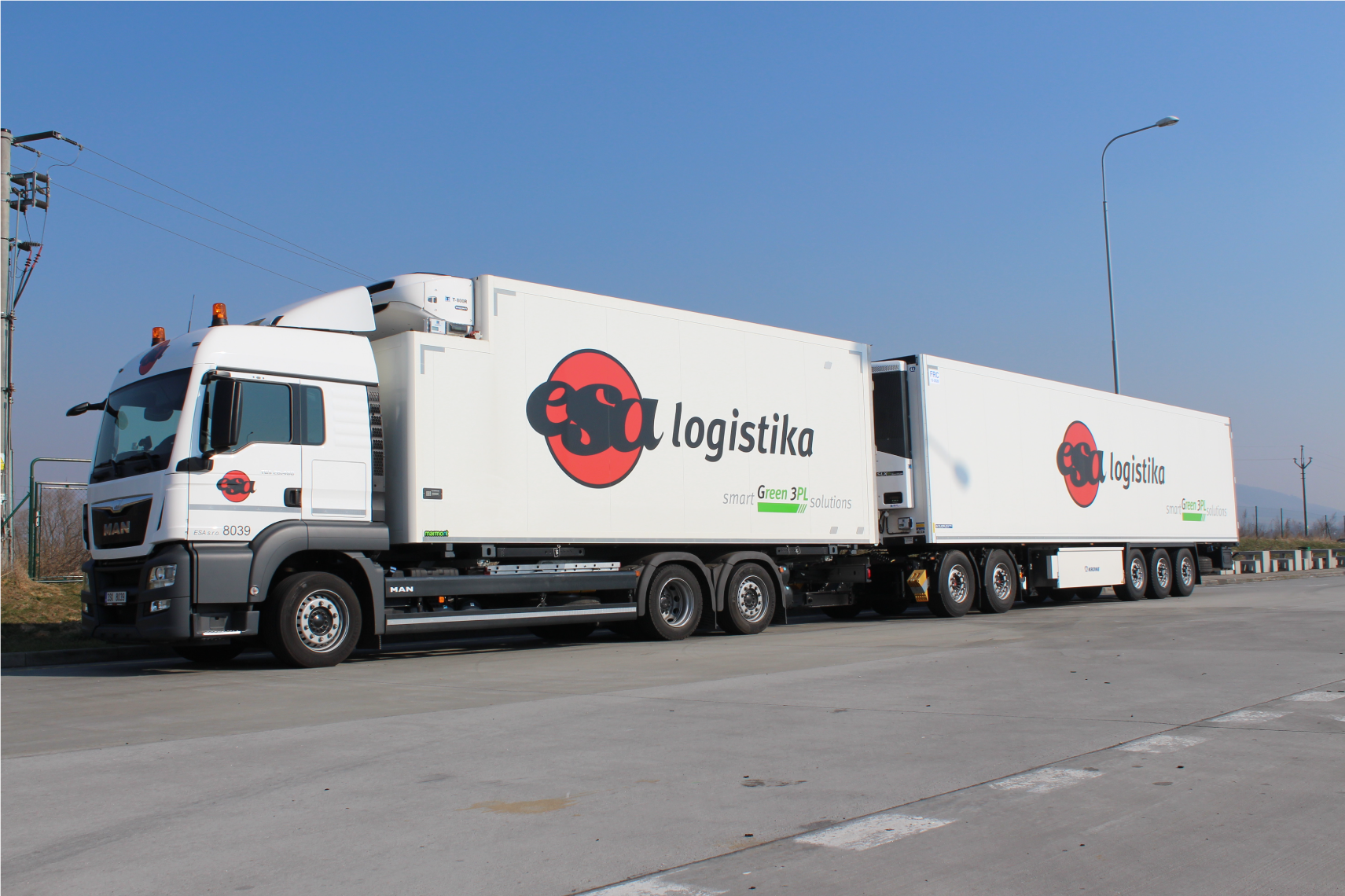 Pro Komplexní logistické řešení Green3PL jsou využívány silniční vlaky - XXL soupravy - nákladní vozidlo s přívěsným návěsem umožňuje úsporu řidiče a paliva